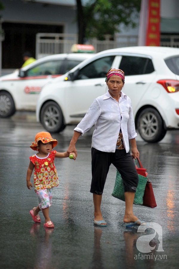 Mưa kéo dài, thời tiết Hà Nội mát mẻ như mùa thu